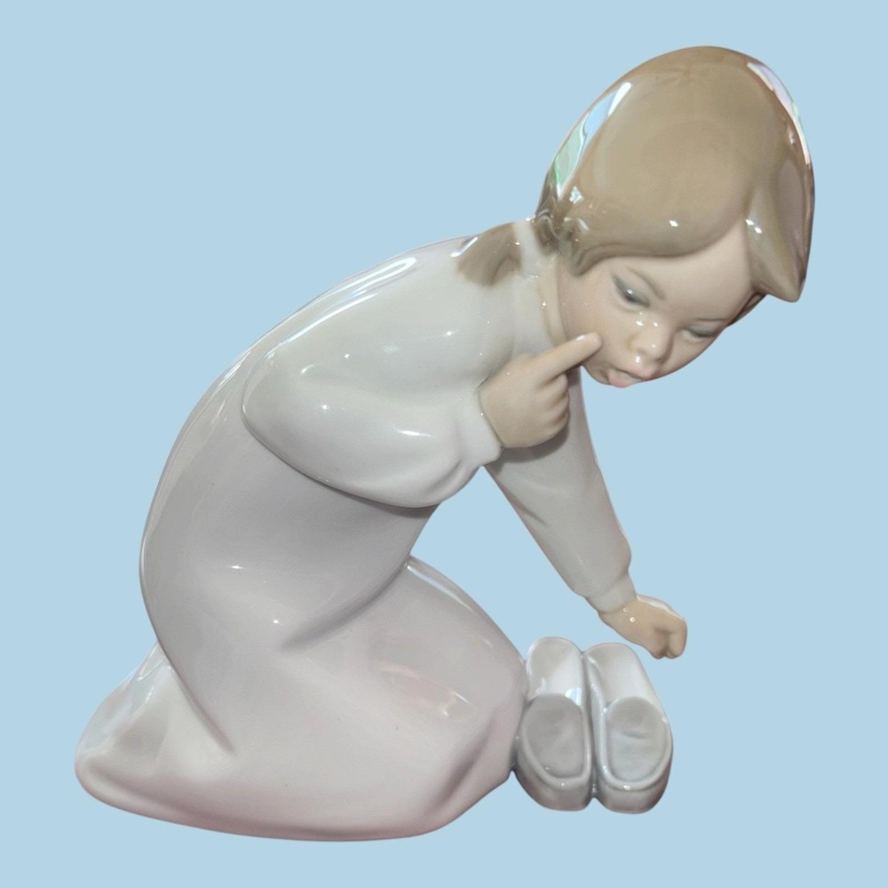 Lladro "Little Girl With Slippers" Spain # 4523 Retired 1970 Vintage